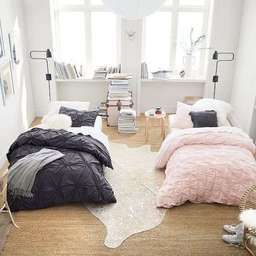 ห้องนอนคนละเตียงแต่ดูสวยมากๆ เน้นเตียงคนละสี เป็นสีดำและ regarding Small Bedroom Design For Women